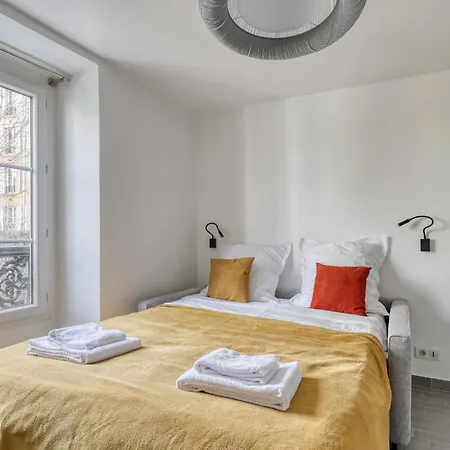 Branded New Cozy In The Heart Of 17 Parigi